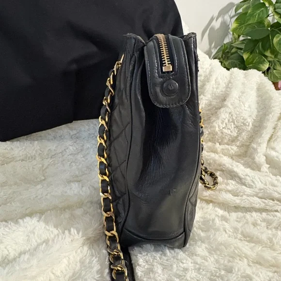 Chanel Black Quilted Leather Shoulder Bag - Picture 5 of 16